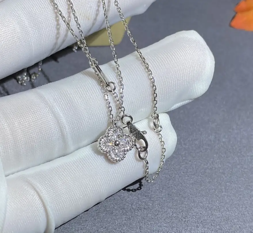Подвеска Van Cleef &amp; Arpels Sweet Alhambra /бриллианты, белое золото/