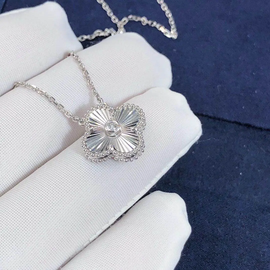 Подвеска Van Cleef Arpels Vintage Alhambra /белое золото, бриллиант/