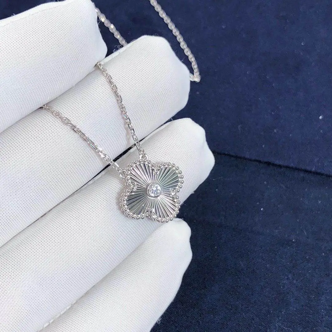 Подвеска Van Cleef Arpels Vintage Alhambra /белое золото, бриллиант/