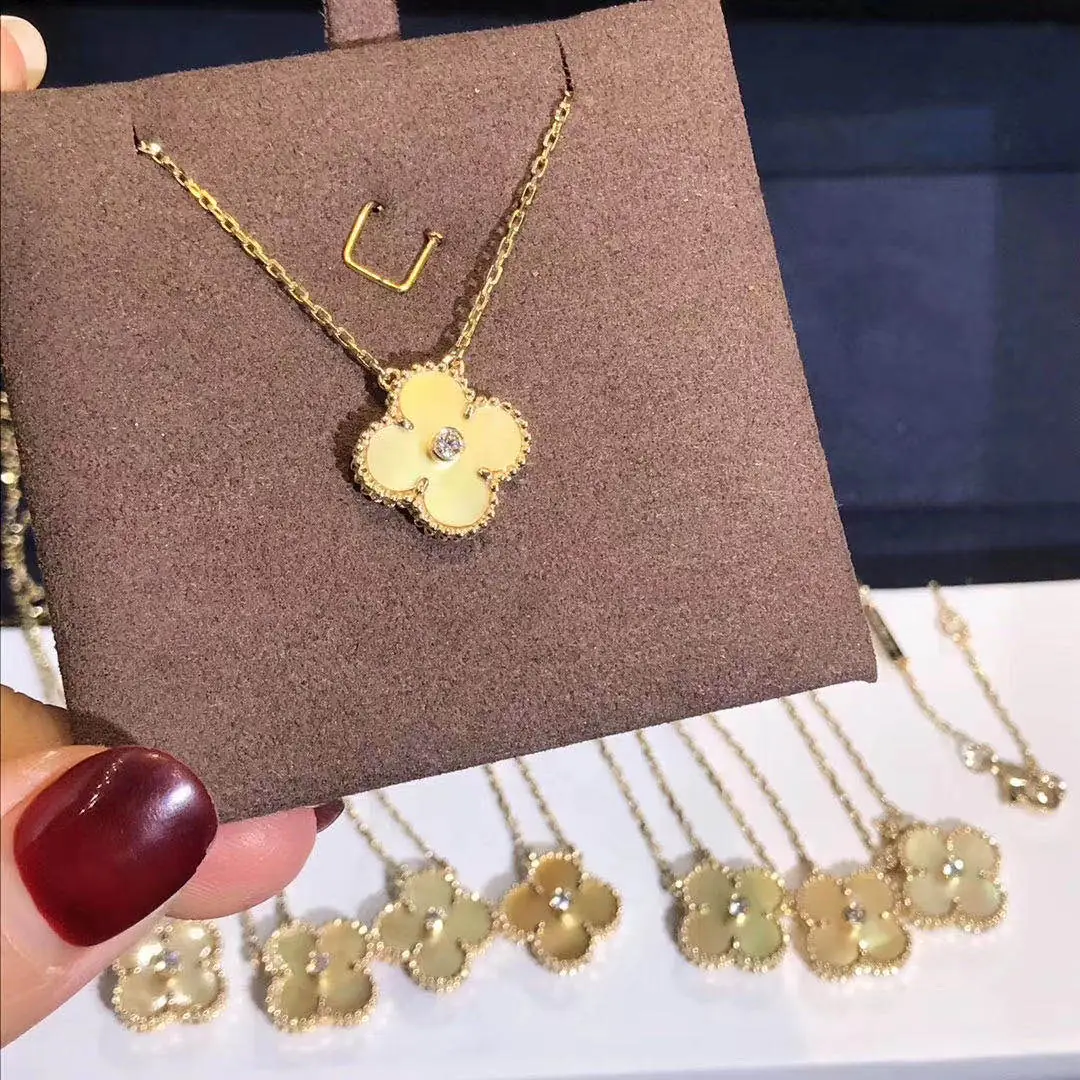 Подвеска Van Cleef & Arpels Vintage Alhambra /желтое золото, перламутр, бриллиант/ 3